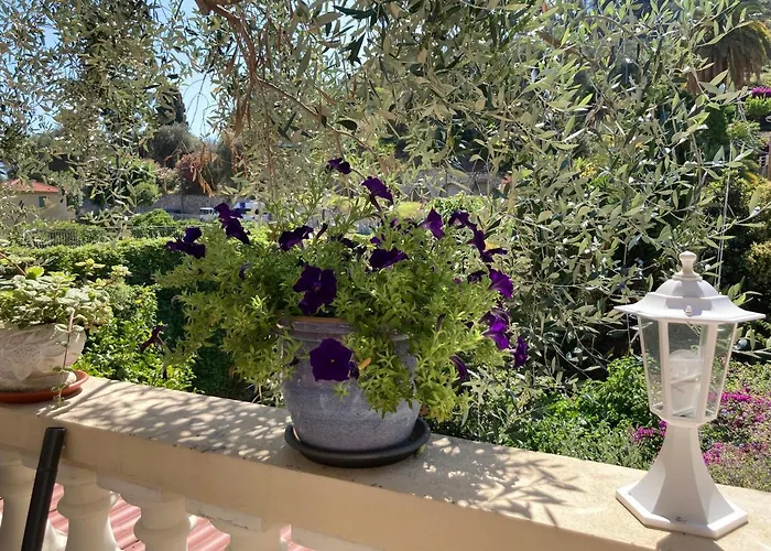 Апартаменти La Cigale Avec Grande Terrasse Мантон